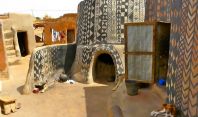 აფრიკული სოფელი, სადაც თითოეული სახლი ხელოვნების ნიმუშია
