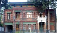 თბილისელი მილიონერის ლამაზი სახლის სევდიანი ისტორია - ეზოში დაკრძალეს მისი ცოლი და ქალიშვილი