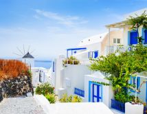 რატომ არის საბერძნეთში თეთრ-ცისფრად შეღებილი სახლები და რატომ არ უყვართ ცენტრალურ გათბობა - როგორ სახლებში ცხოვრობენ ბერძნები