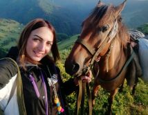 "დედას ტირილით ვუთხარი, აღარ შემიძლია, საქართველოში უნდა წავიდე-მეთქი... ვეღარ ვძლებდი უთუშეთოდ" - 26 წლის თუში მწყემსი გოგო