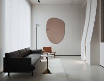 ინტერიერის დიზაინის მოძველებული ტრენდები: "შიშველი კედლები ნახატების გარეშე და ნაცრისფერი ბეტონის მსგავსი იატაკი აღარ არის მოდაში"