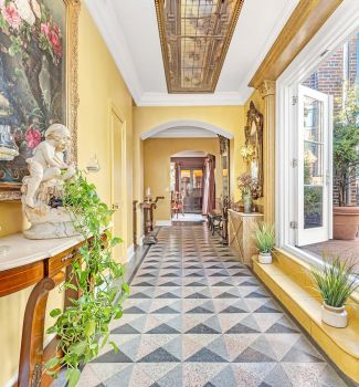 ფრენსის სკოტ ფიცჯერალდის ყოფილი  სახლი მანჰეტენზე, რომელშიც თავისი ბოლო რომანი "ნაზია ღამე" დაასრულა