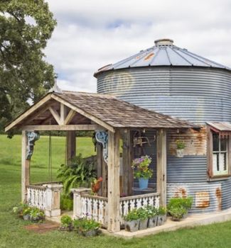 ანტიკვარული ნივთების კოლექციონერმა ძველი ბეღელი  ფერად სასტუმროდ აქცია ანტიკვარული ნივთების კოლექციონერმა ძველი ბეღელი  ფერად სასტუმროდ აქცია