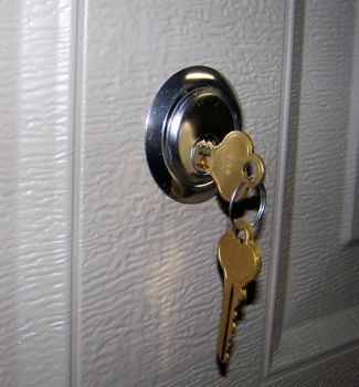 რატომ არ უნდა დატოვოთ გასაღები საკეტში